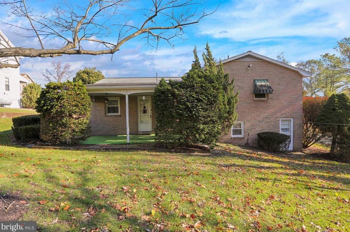 6 Maple St, Hummels Store PA 19540-1908 exterior