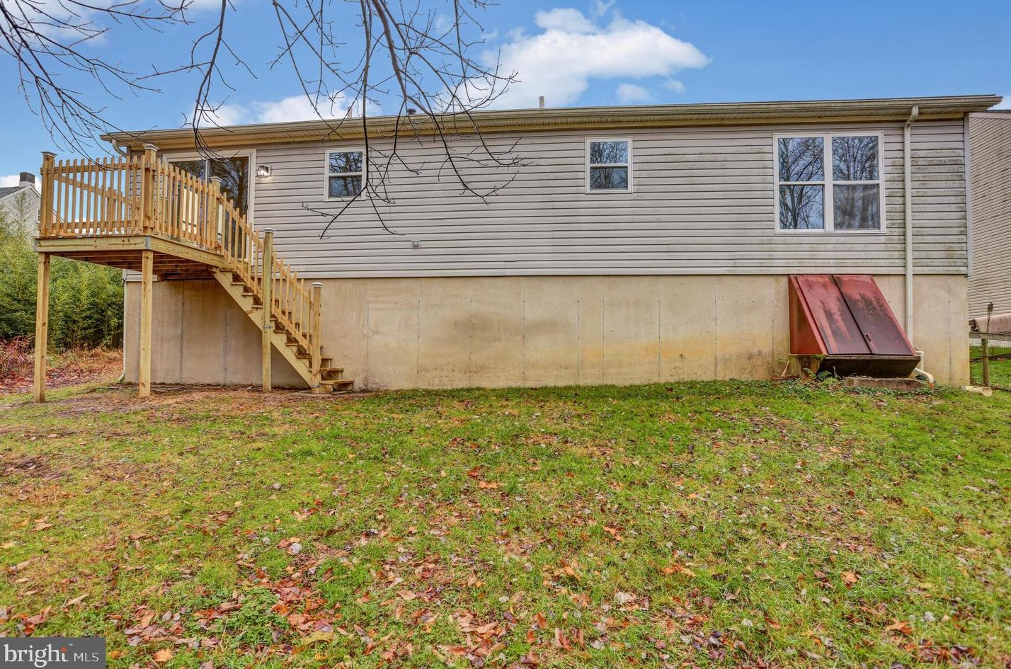 1049 Butter Ln, Reading PA  19606-1108 exterior