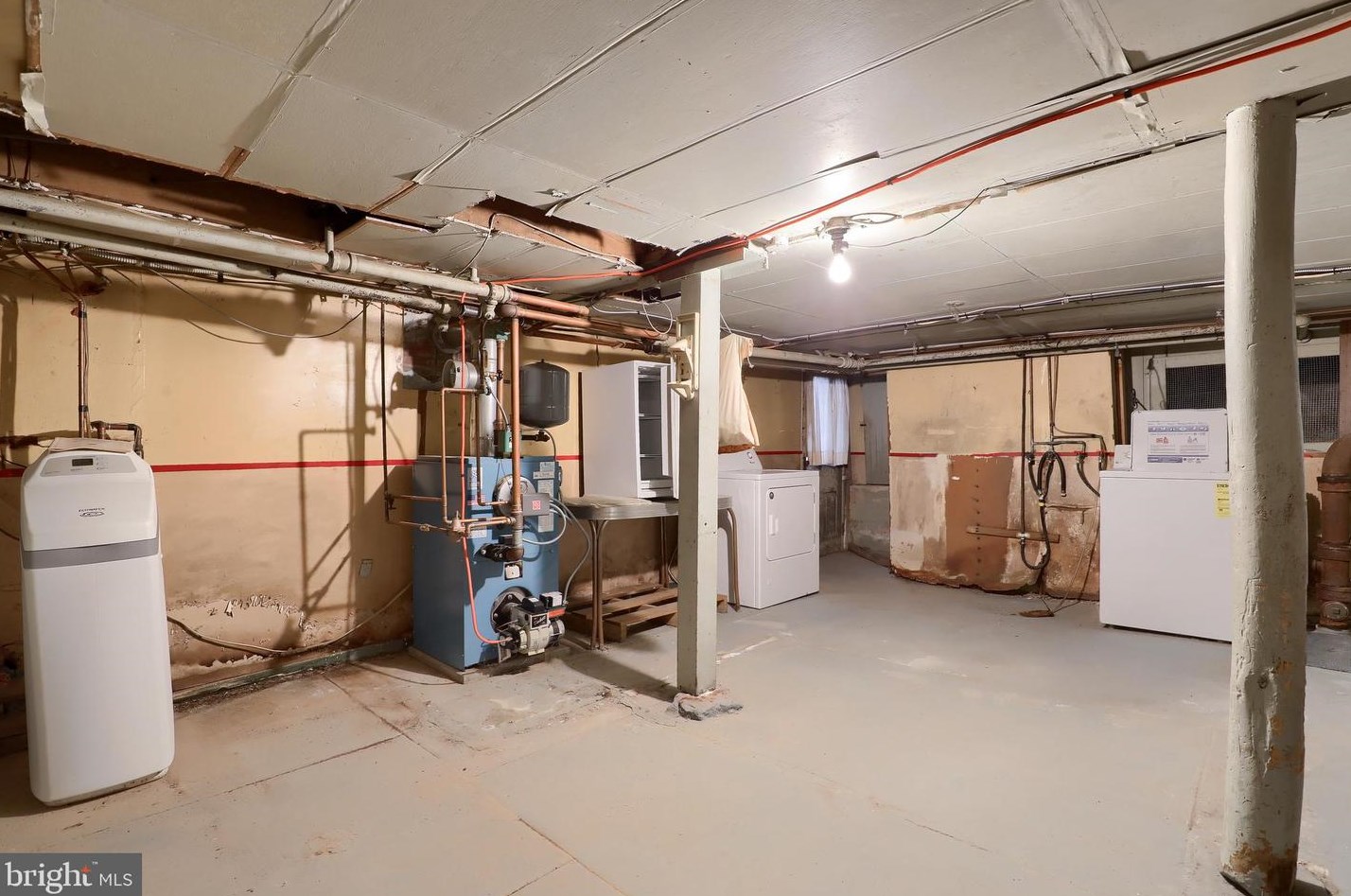 52 Chestnut St, Hummels Store PA 19540-1900 exterior