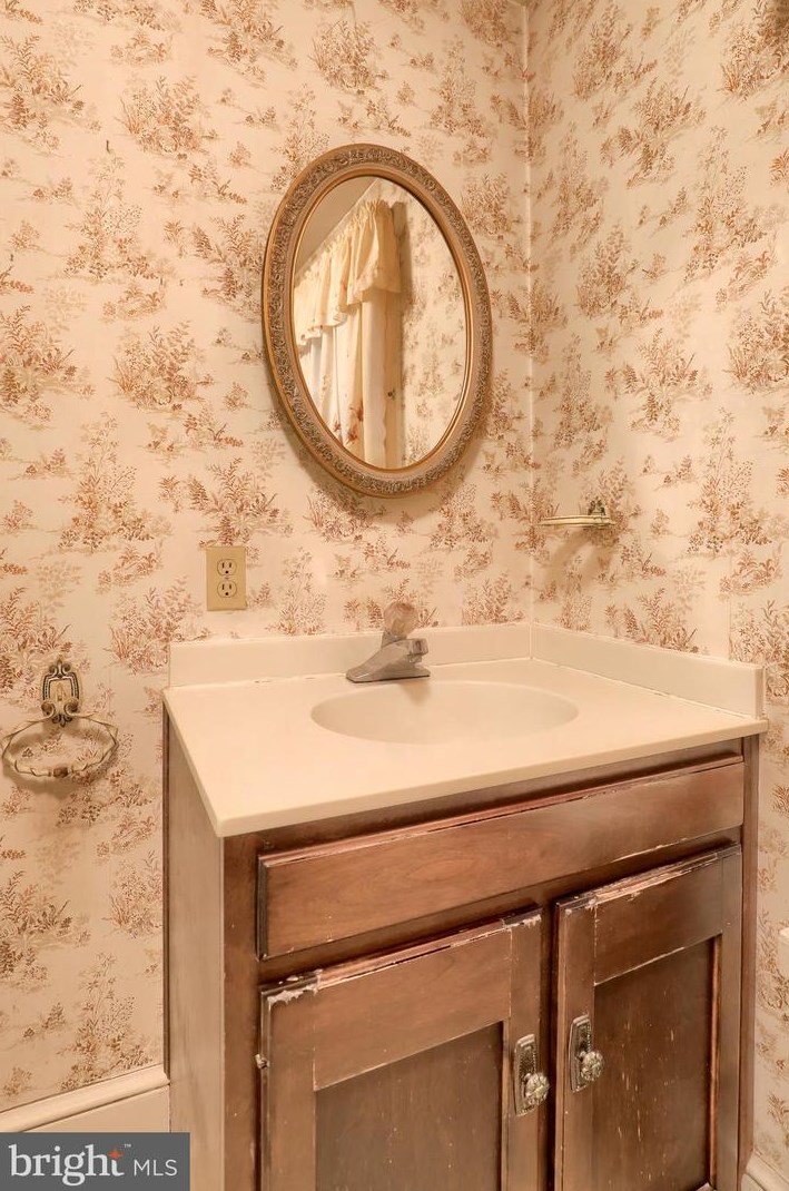 52 Chestnut St, Hummels Store PA 19540-1900 exterior