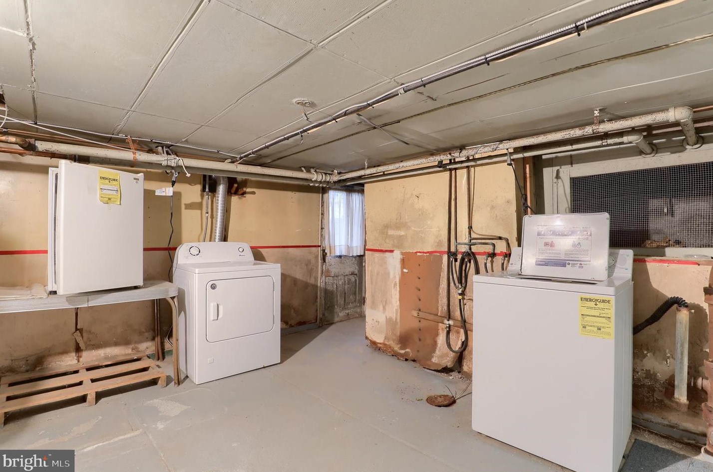 52 Chestnut St, Hummels Store PA 19540-1900 exterior