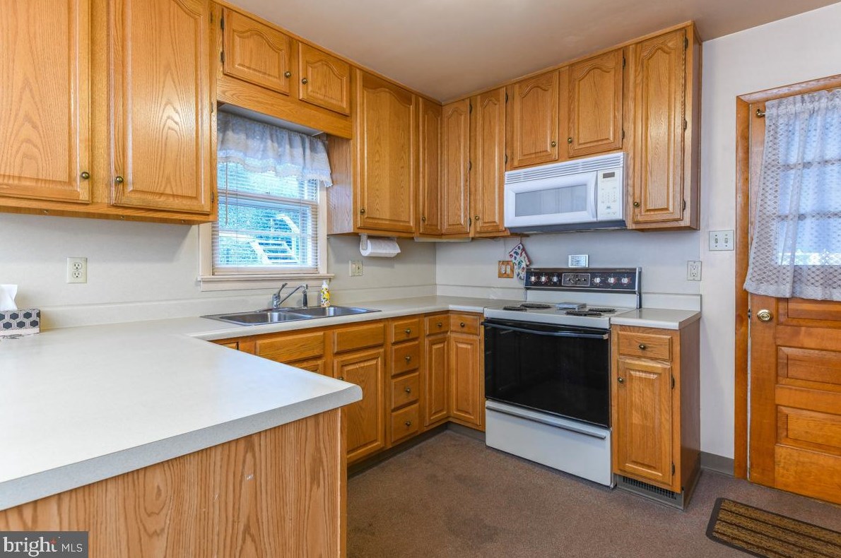 302 Hl Ave, Reading PA 19606-1529 exterior