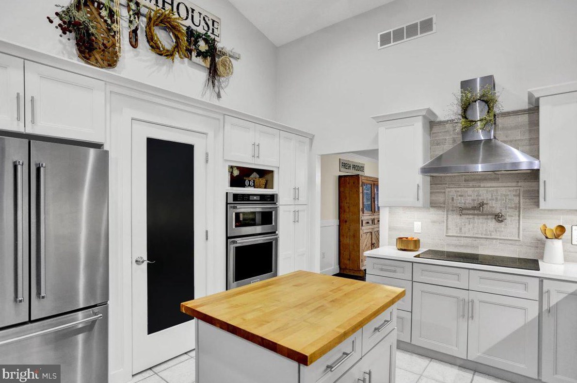 61 Shea Dr, Hummels Store PA  19540-9272 exterior