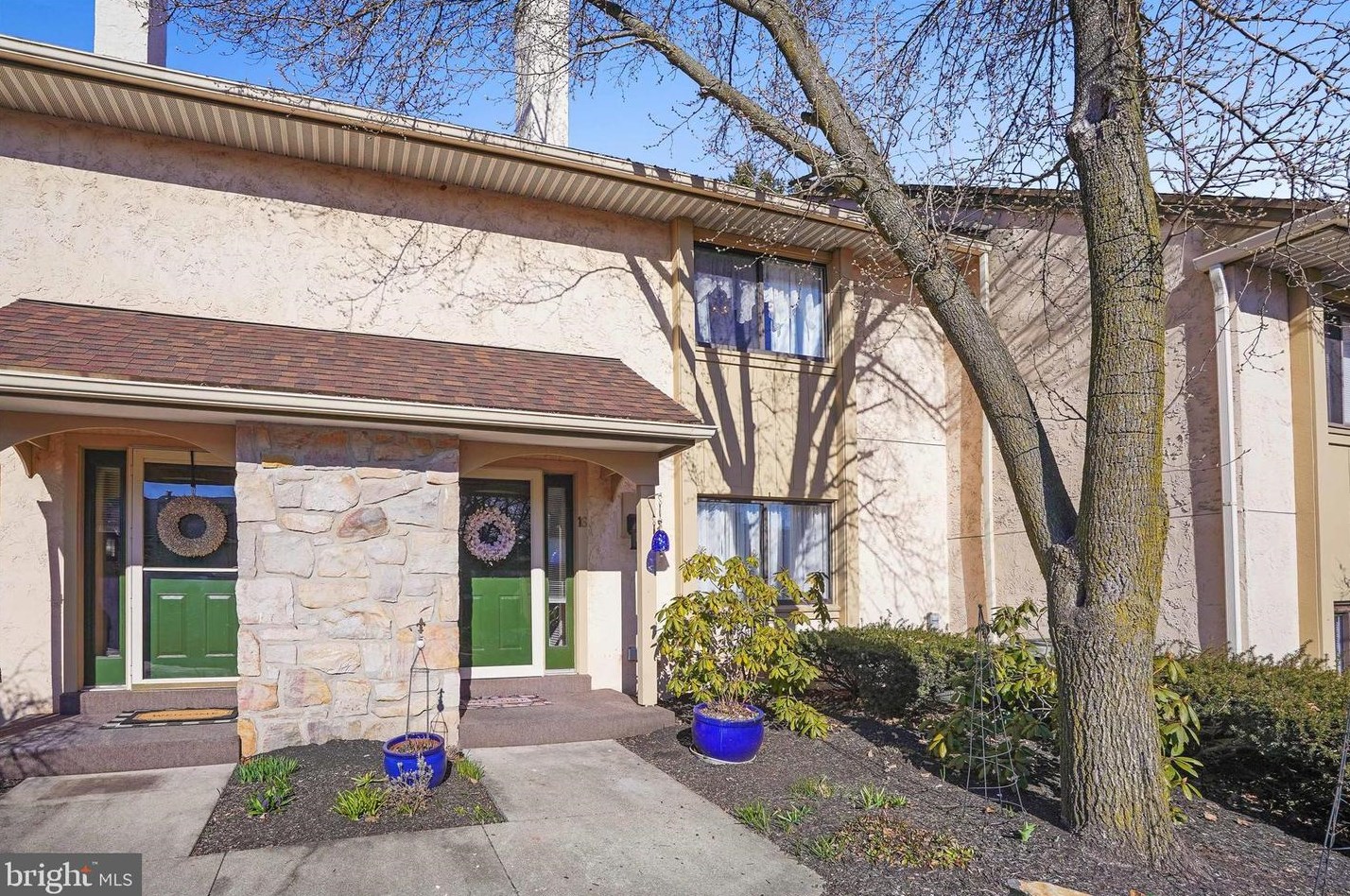 16 Muirfield Dr, Reading PA  19607-3349 exterior