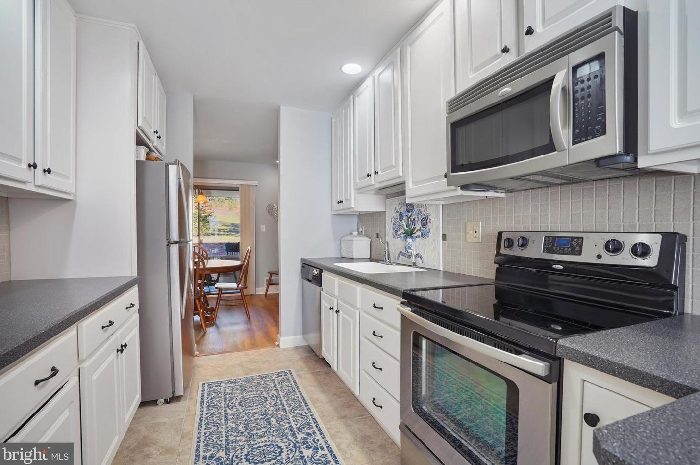 16 Muirfield Dr, Reading PA  19607-3349 exterior