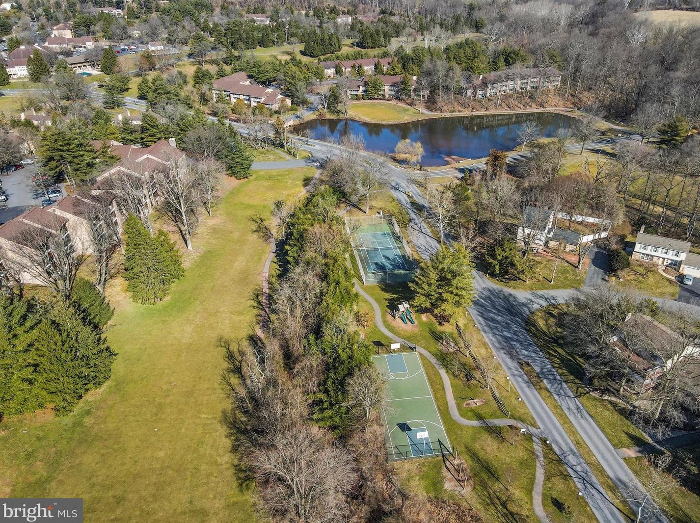 16 Muirfield Dr, Reading PA  19607-3349 exterior