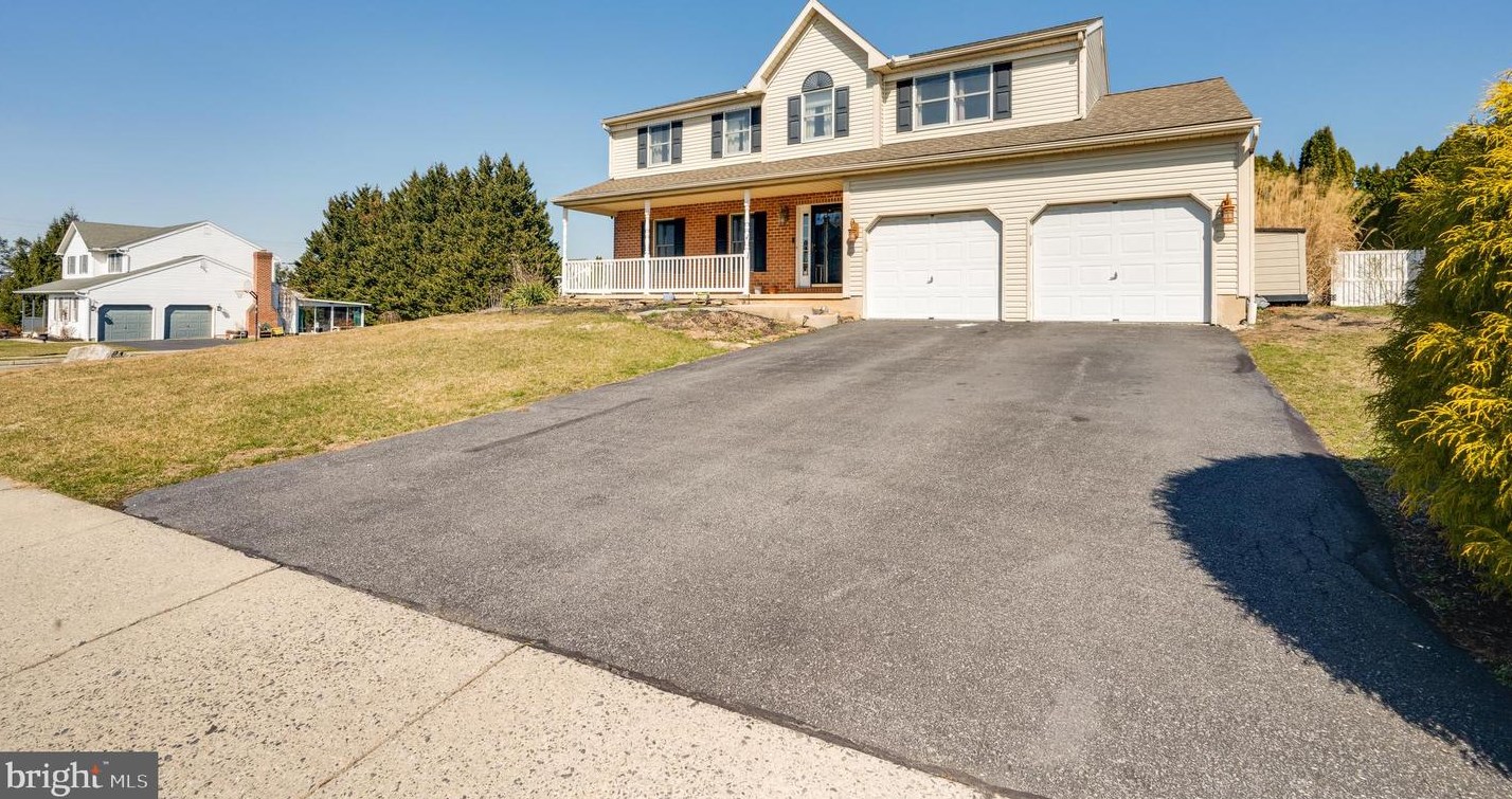 1061 Boeshore Cir, Reading PA  19605-1174 exterior