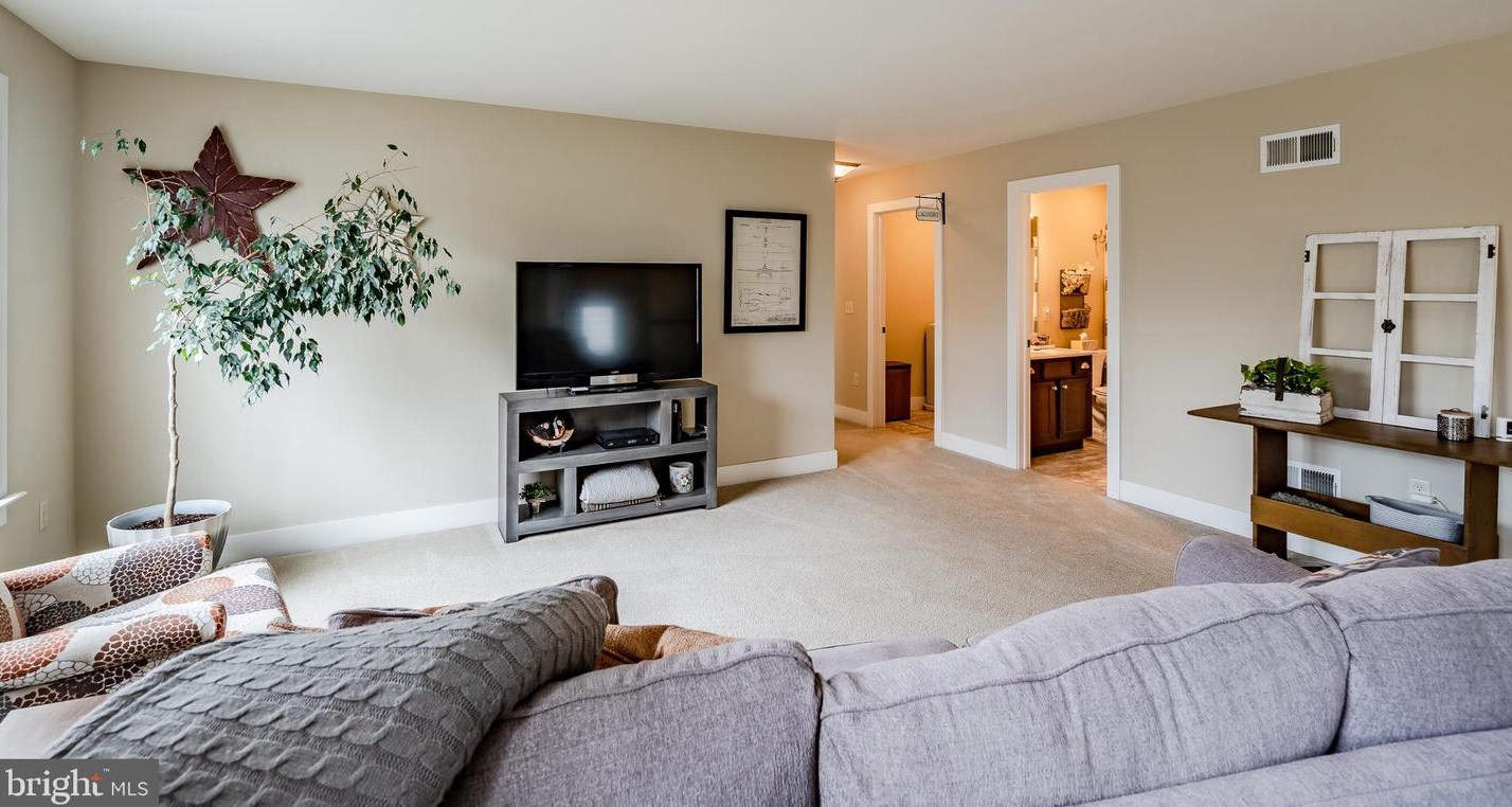 111 Pleasant View Dr, Douglassville PA  19518-9270 exterior