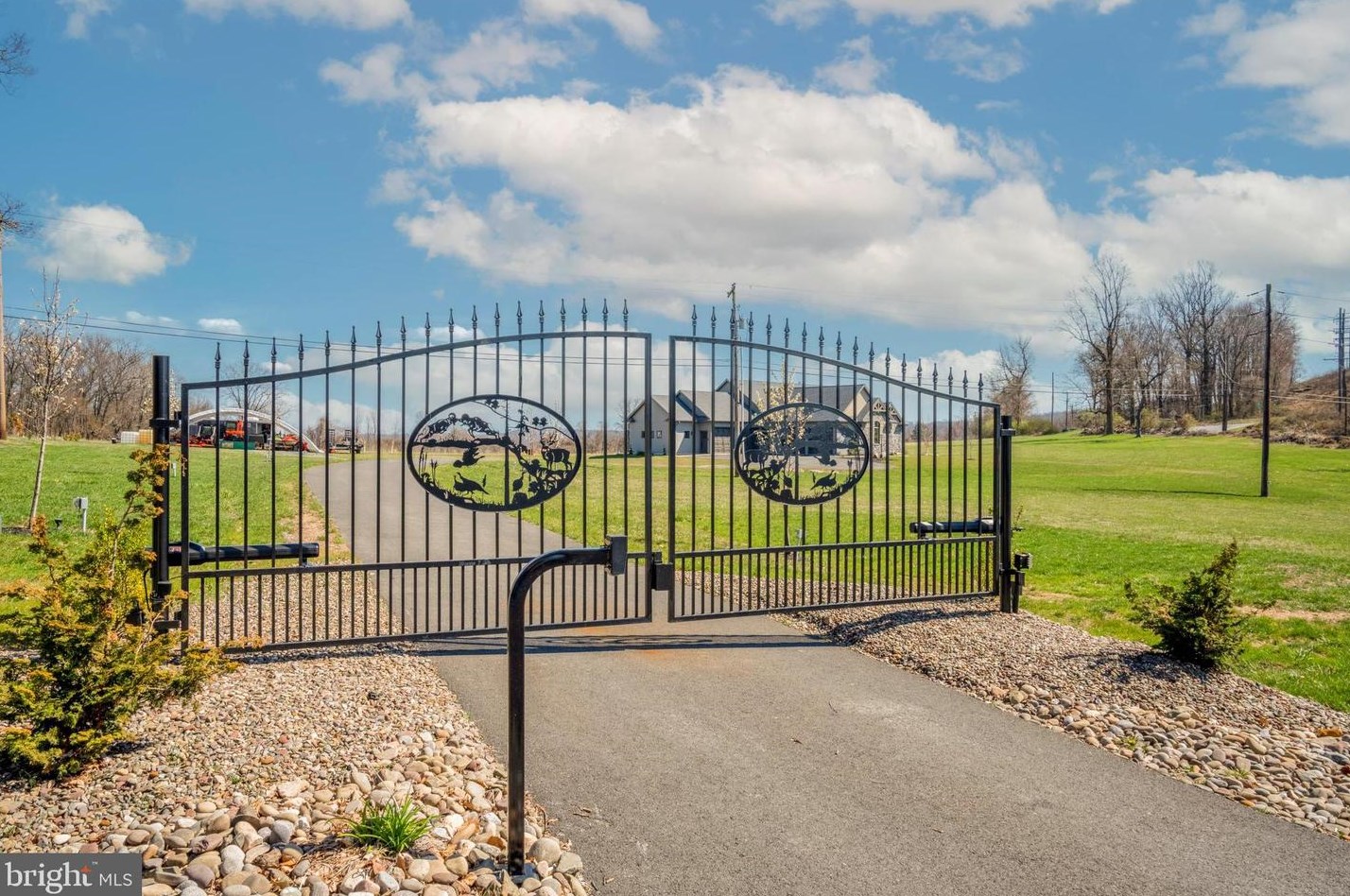 325 Skyline Dr, Reading PA  19606-8504 exterior