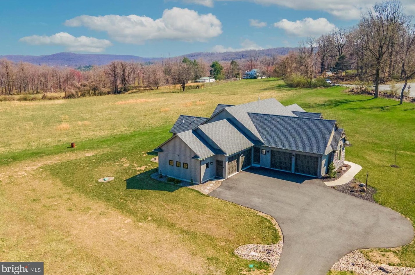 325 Skyline Dr, Reading PA  19606-8504 exterior