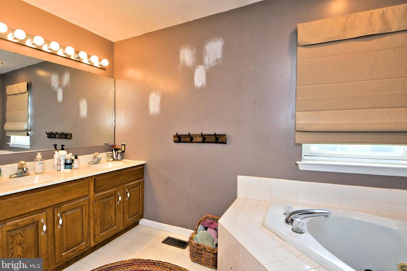 107 Meadowcrest Ln, Douglassville PA  19518-9614 exterior