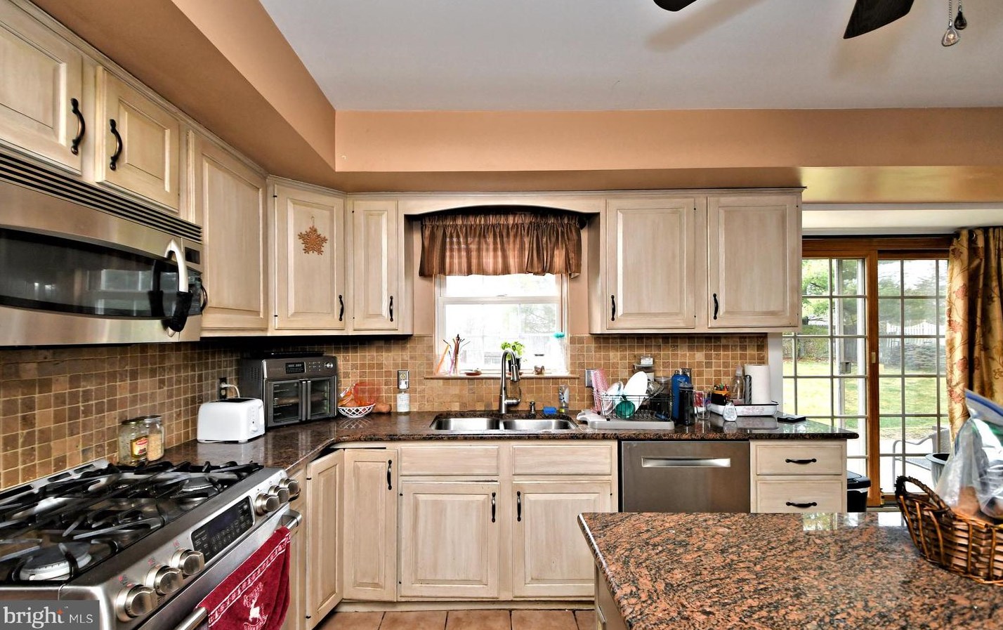 107 Meadowcrest Ln, Douglassville PA  19518-9614 exterior