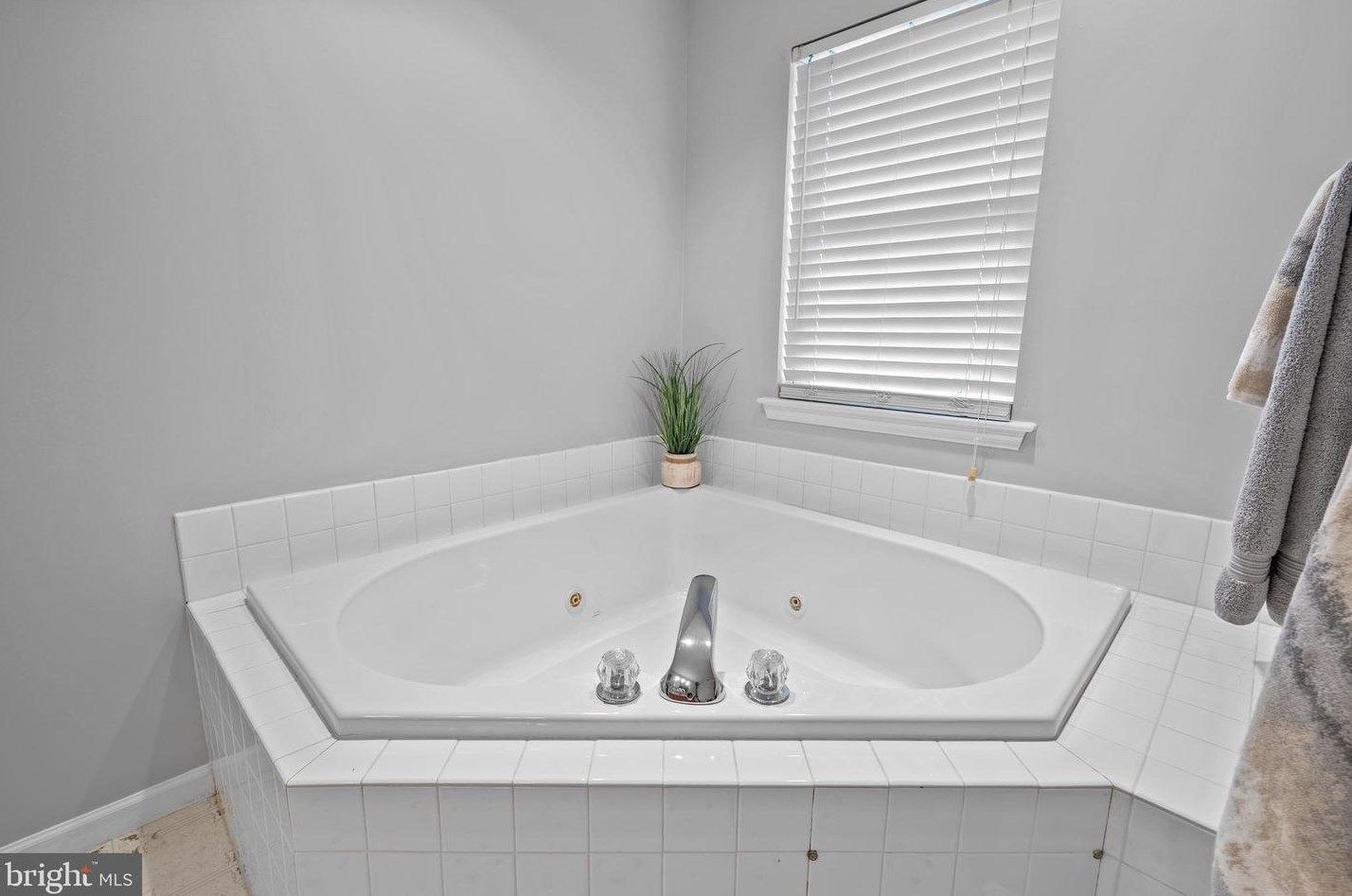 704 Meadowcrest Ln, Douglassville PA  19518-9242 exterior