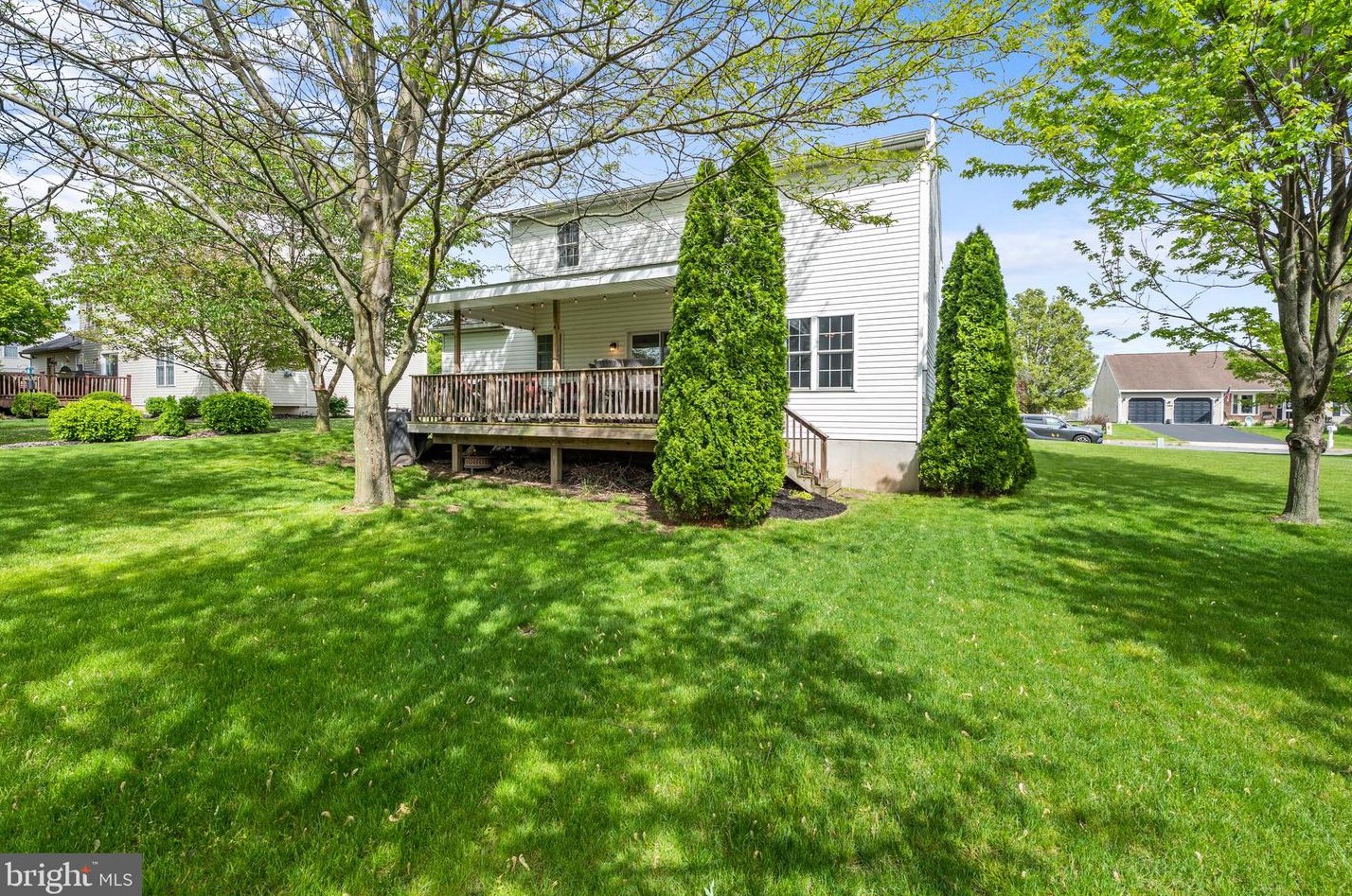 704 Meadowcrest Ln, Douglassville PA  19518-9242 exterior