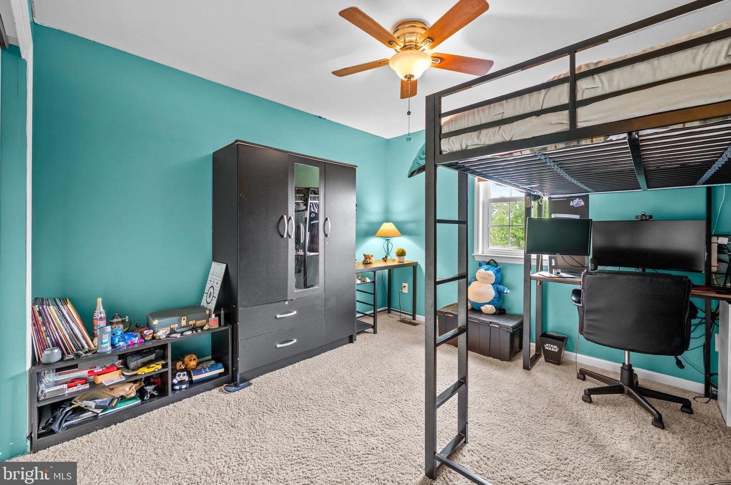 704 Meadowcrest Ln, Douglassville PA  19518-9242 exterior