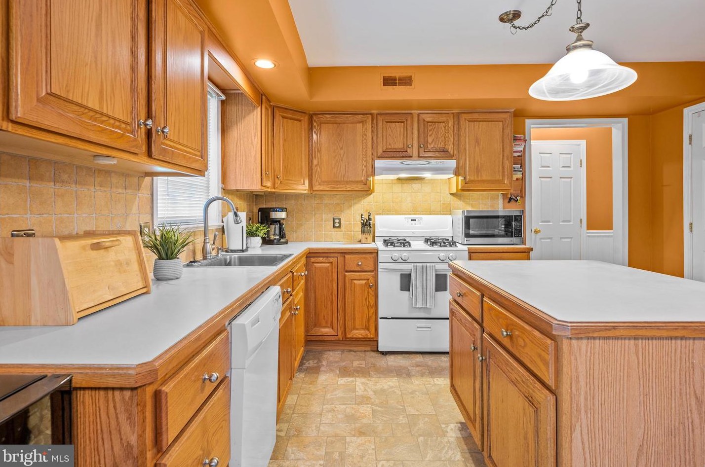 704 Meadowcrest Ln, Douglassville PA  19518-9242 exterior