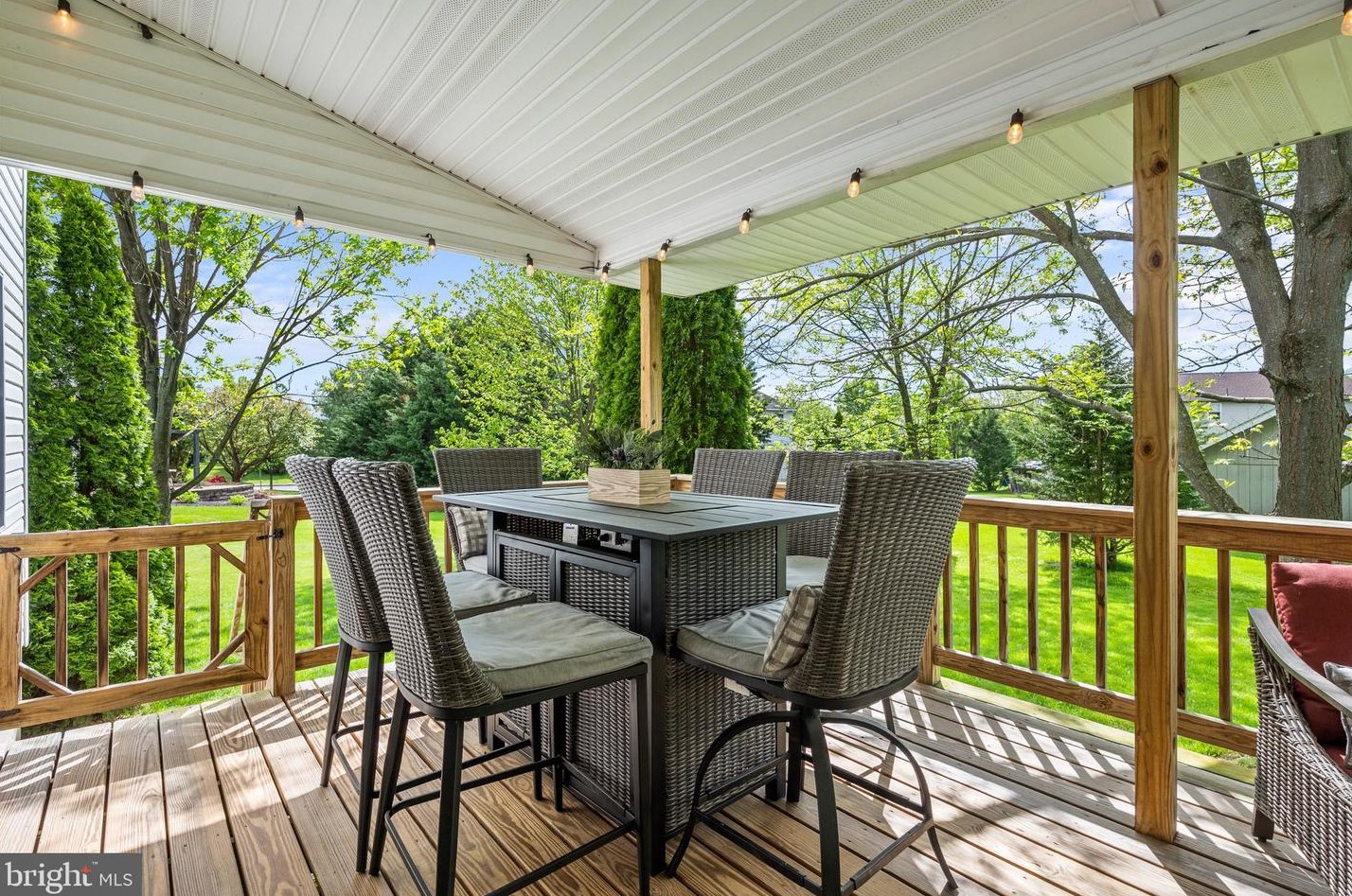 704 Meadowcrest Ln, Douglassville PA  19518-9242 exterior