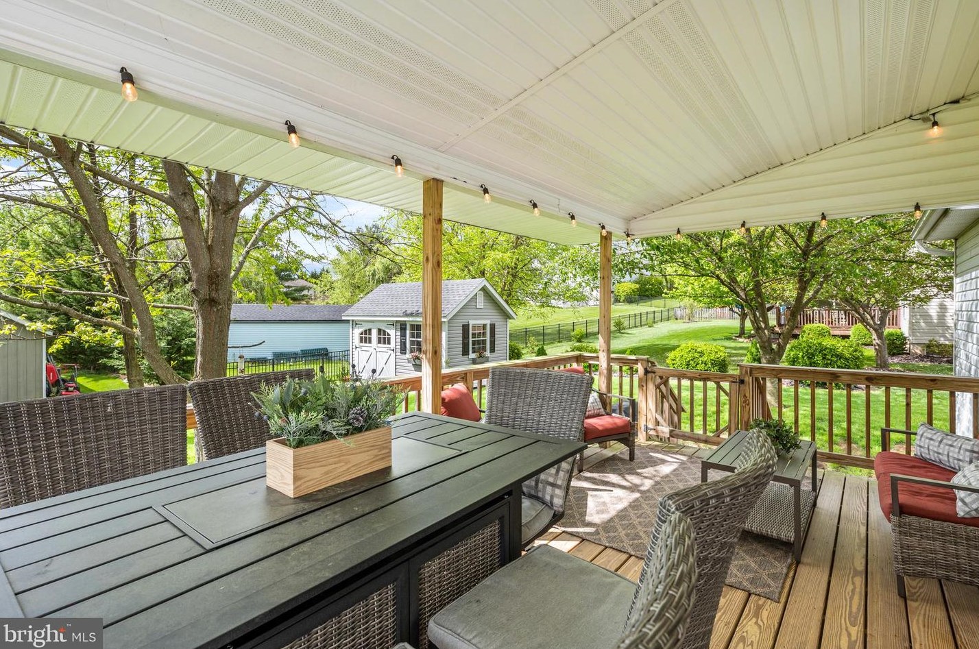 704 Meadowcrest Ln, Douglassville PA  19518-9242 exterior