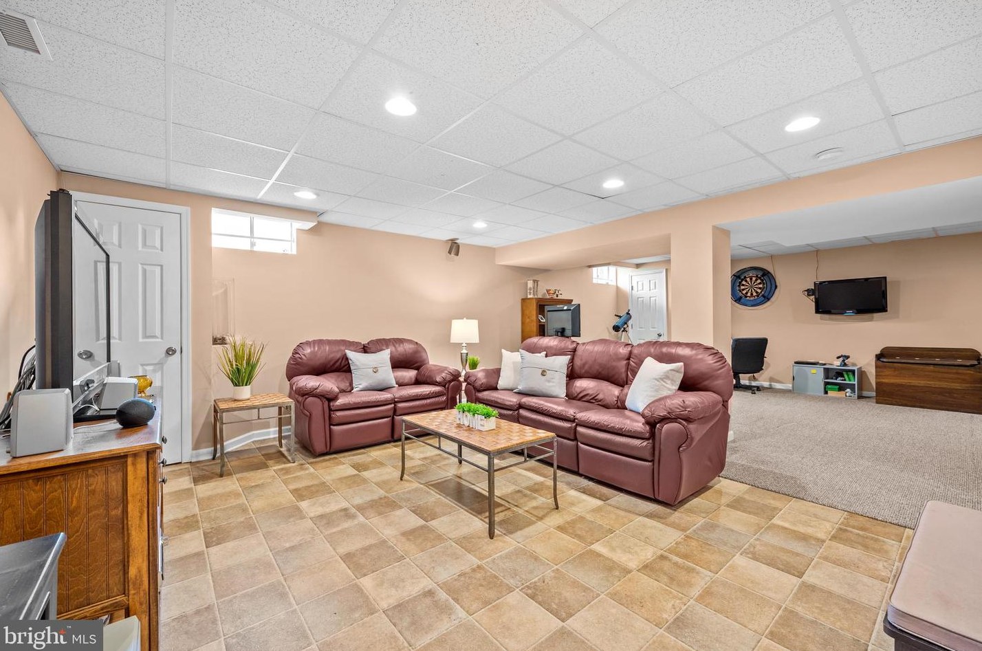 704 Meadowcrest Ln, Douglassville PA  19518-9242 exterior