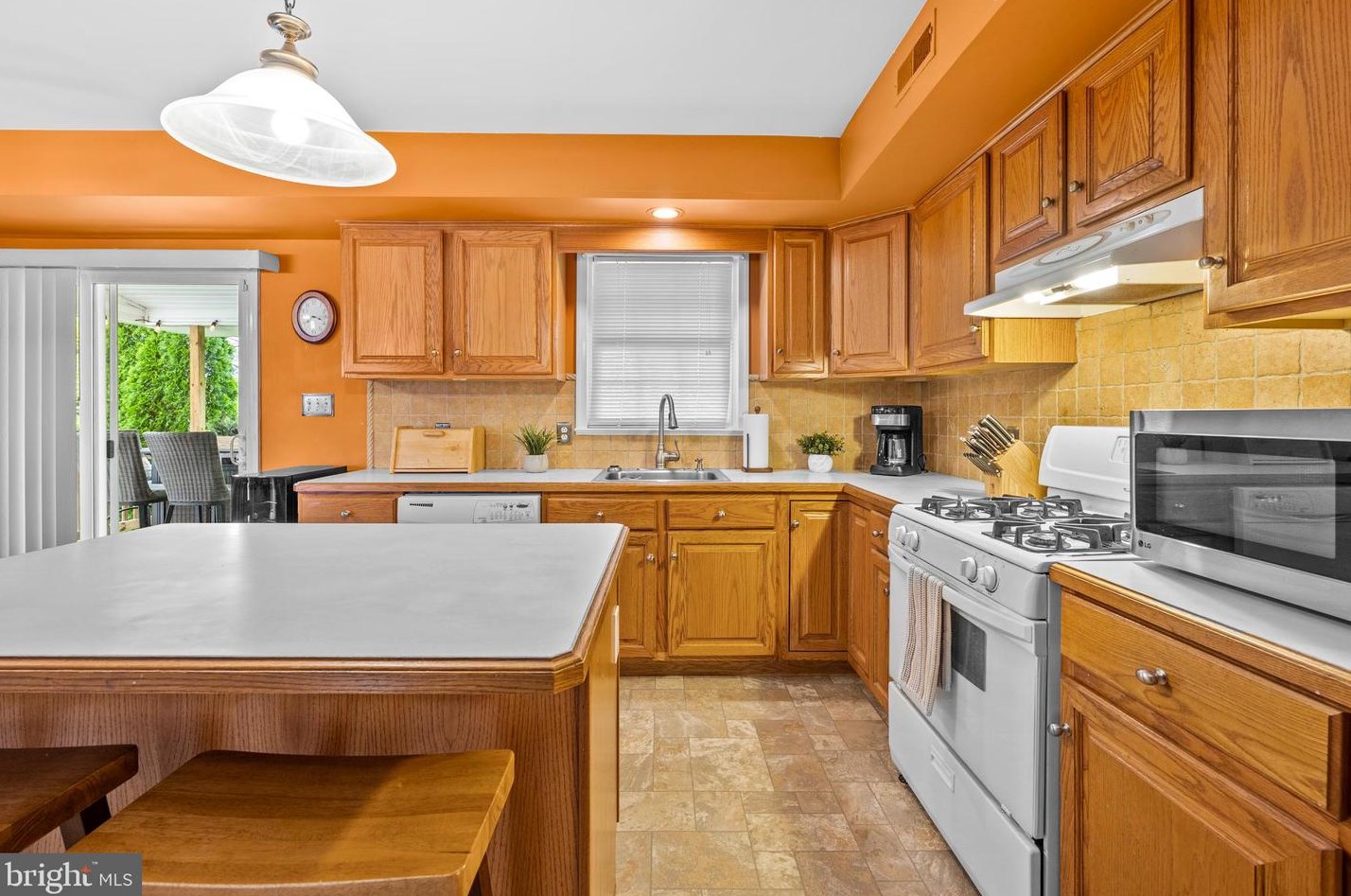 704 Meadowcrest Ln, Douglassville PA  19518-9242 exterior