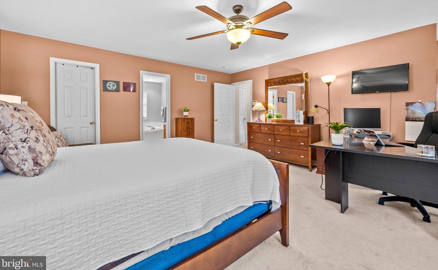 704 Meadowcrest Ln, Douglassville PA  19518-9242 exterior