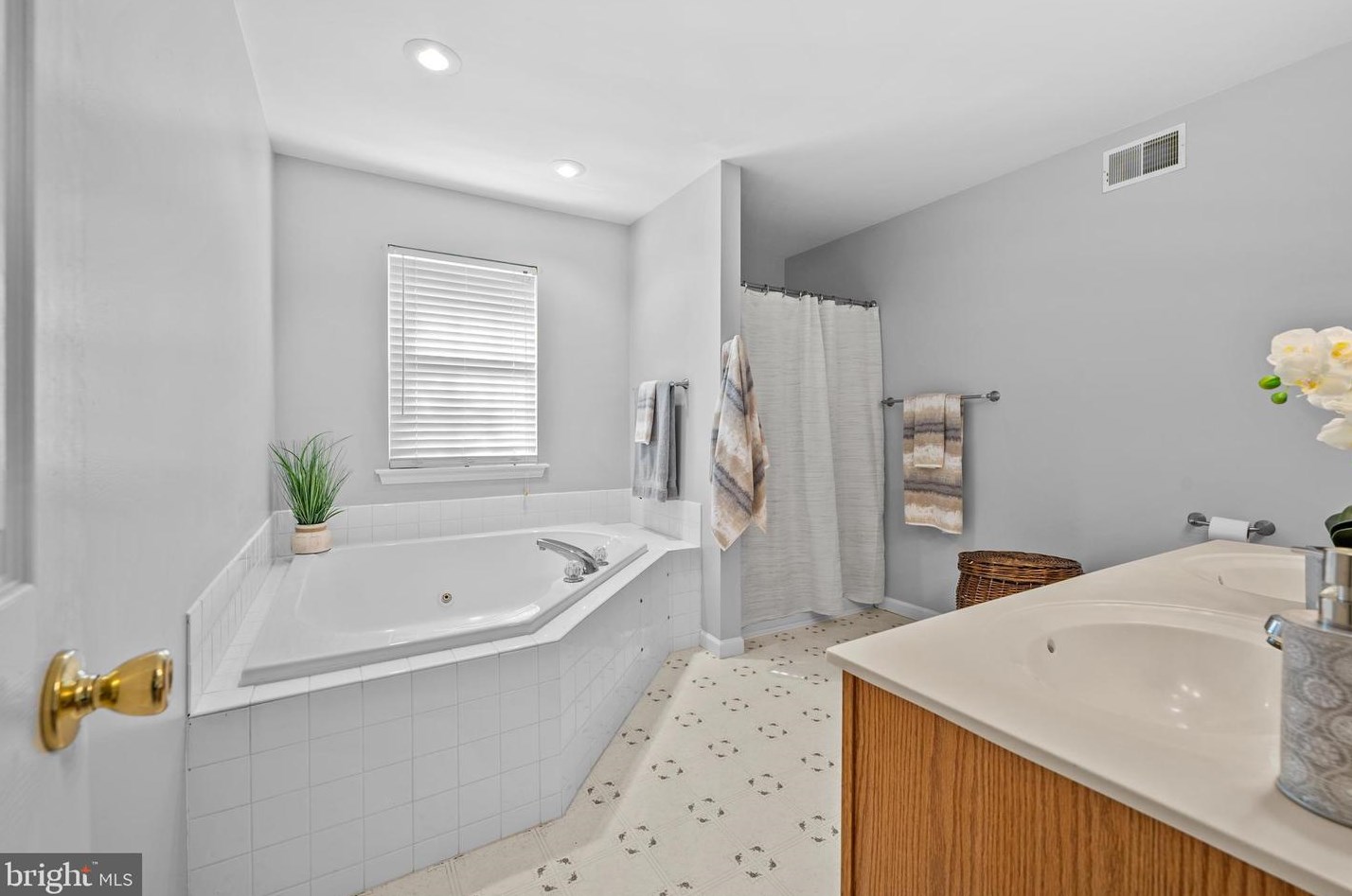 704 Meadowcrest Ln, Douglassville PA  19518-9242 exterior