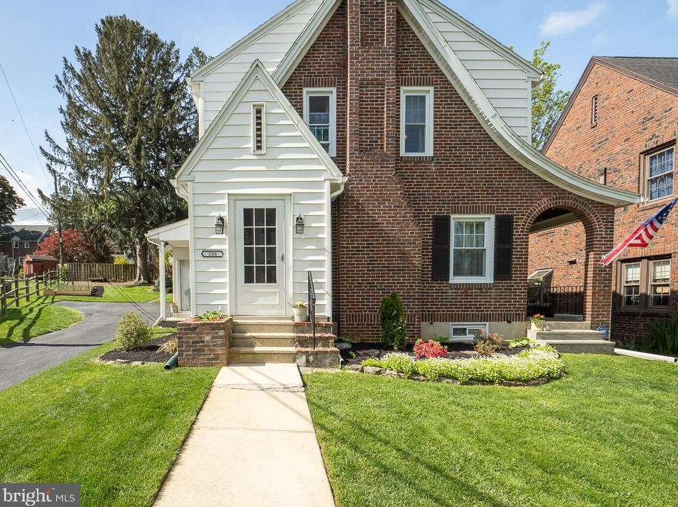206 Amherst Ave, Reading PA  19609-2406 exterior