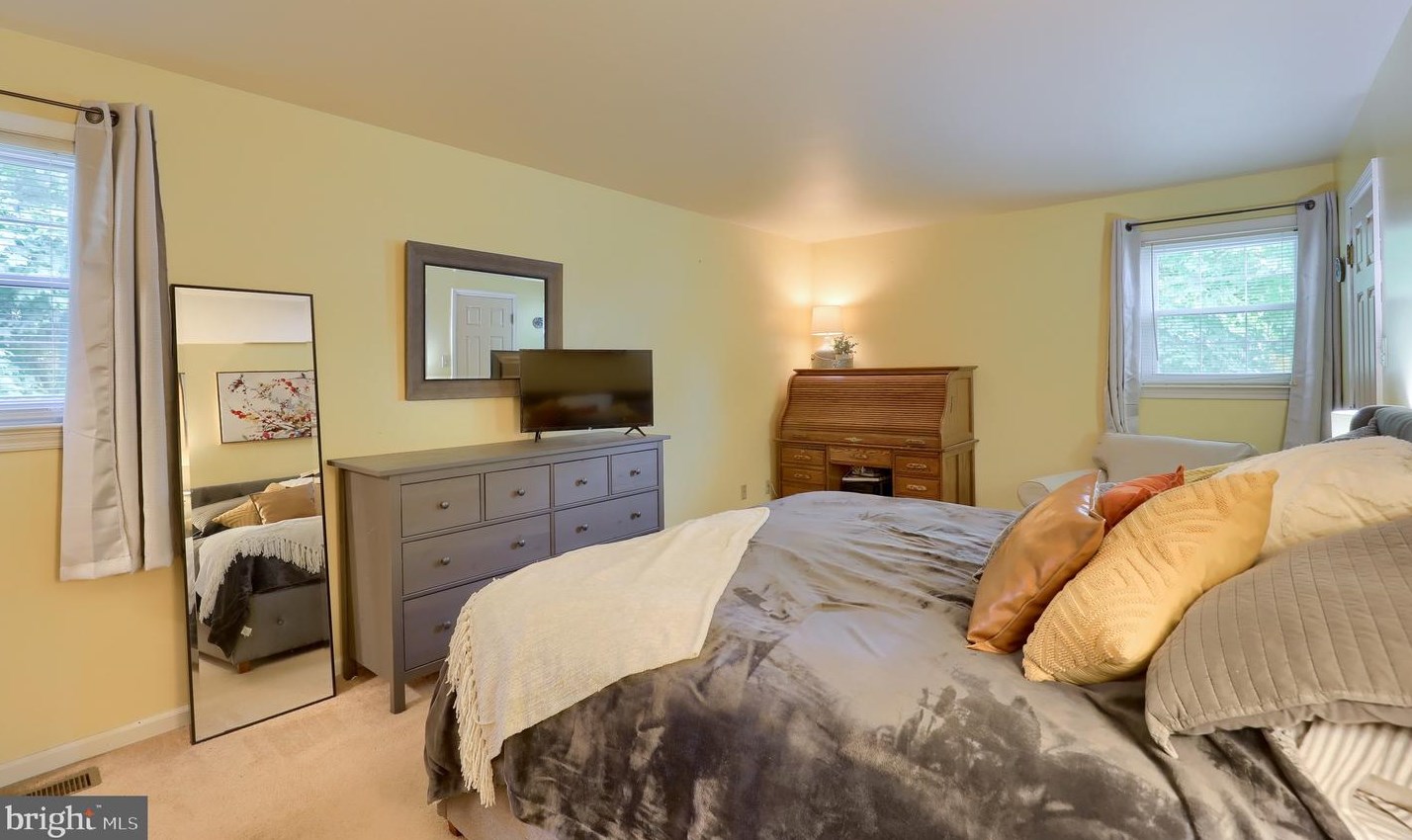 301 Ivy Ln, Douglassville PA  19518-1134 exterior