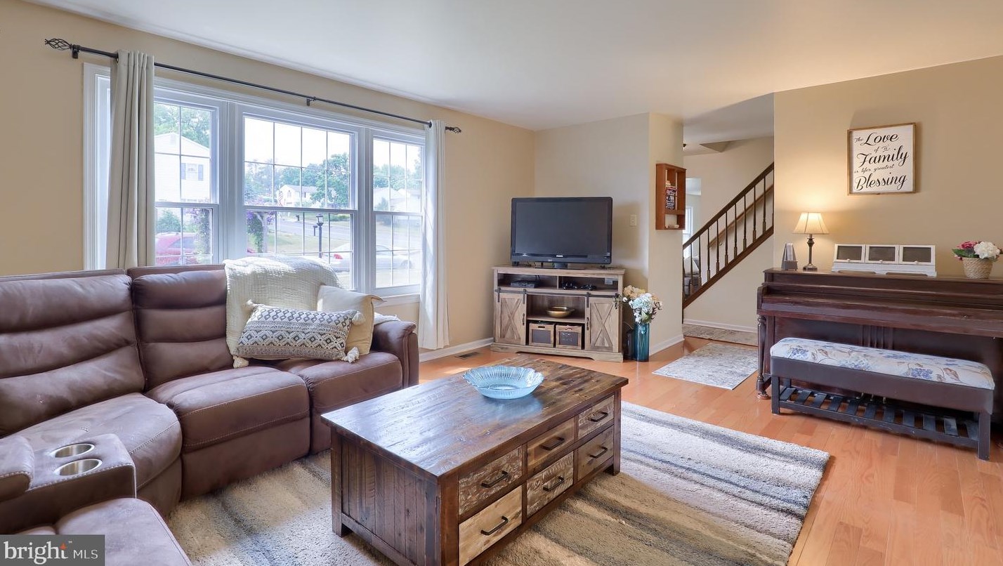 301 Ivy Ln, Douglassville PA  19518-1134 exterior