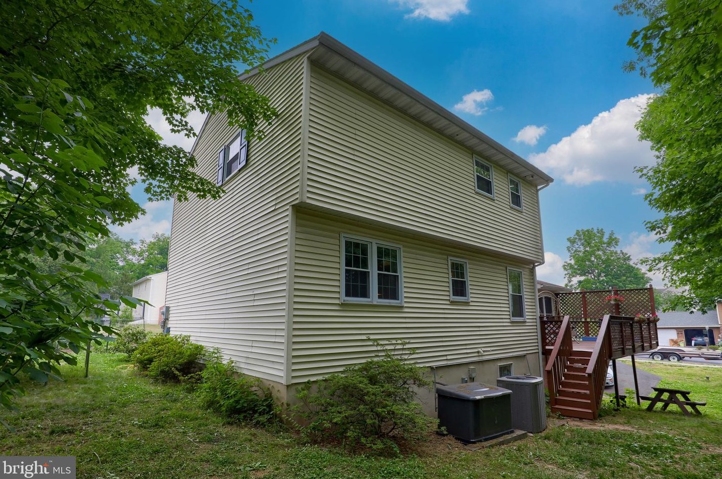 301 Ivy Ln, Douglassville PA  19518-1134 exterior