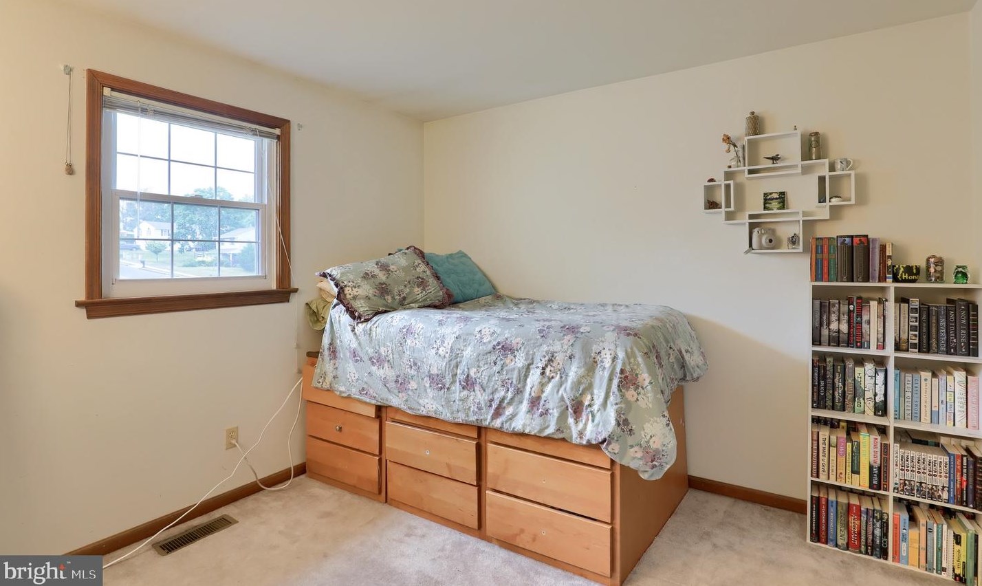 301 Ivy Ln, Douglassville PA  19518-1134 exterior