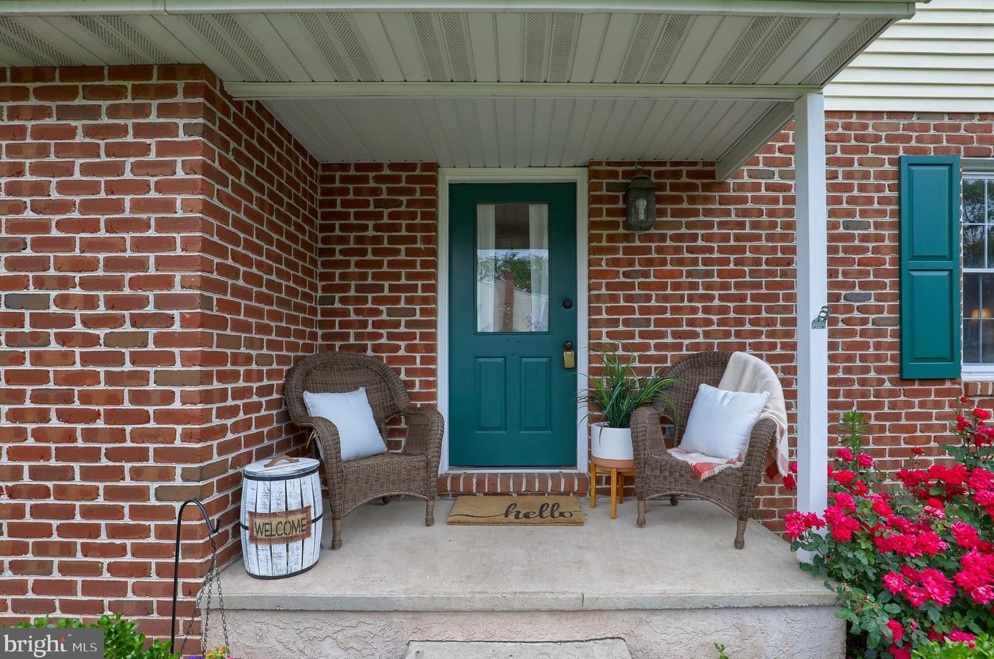 301 Ivy Ln, Douglassville PA  19518-1135 exterior