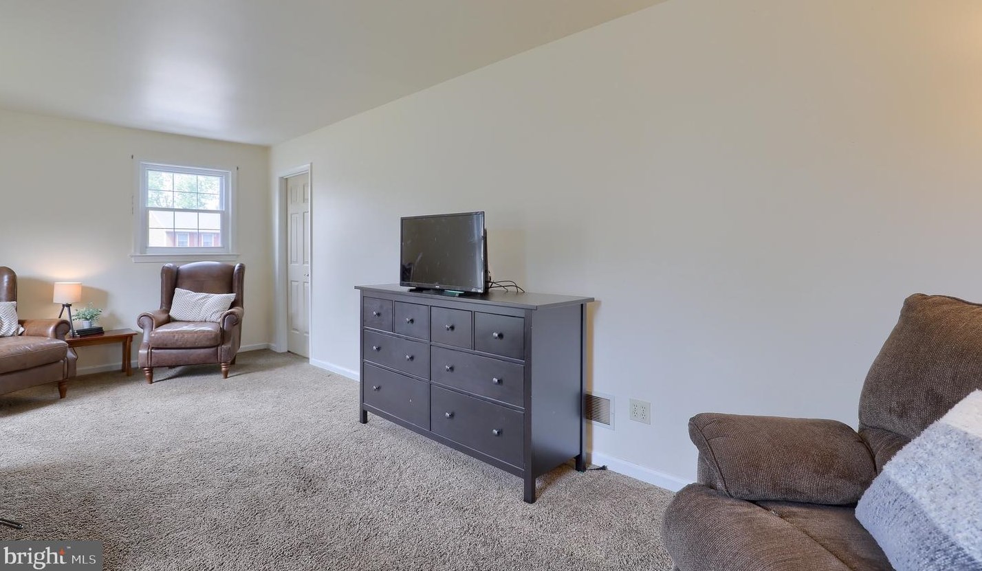 301 Ivy Ln, Douglassville PA  19518-1134 exterior