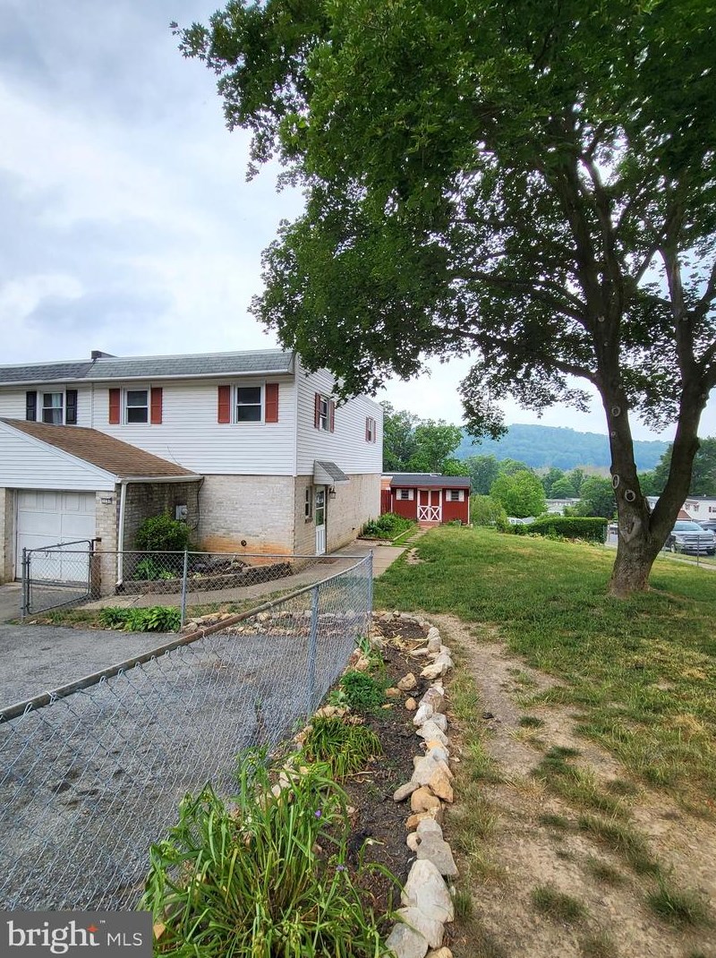 1157 Fox Run, Reading PA  19606-1157 exterior