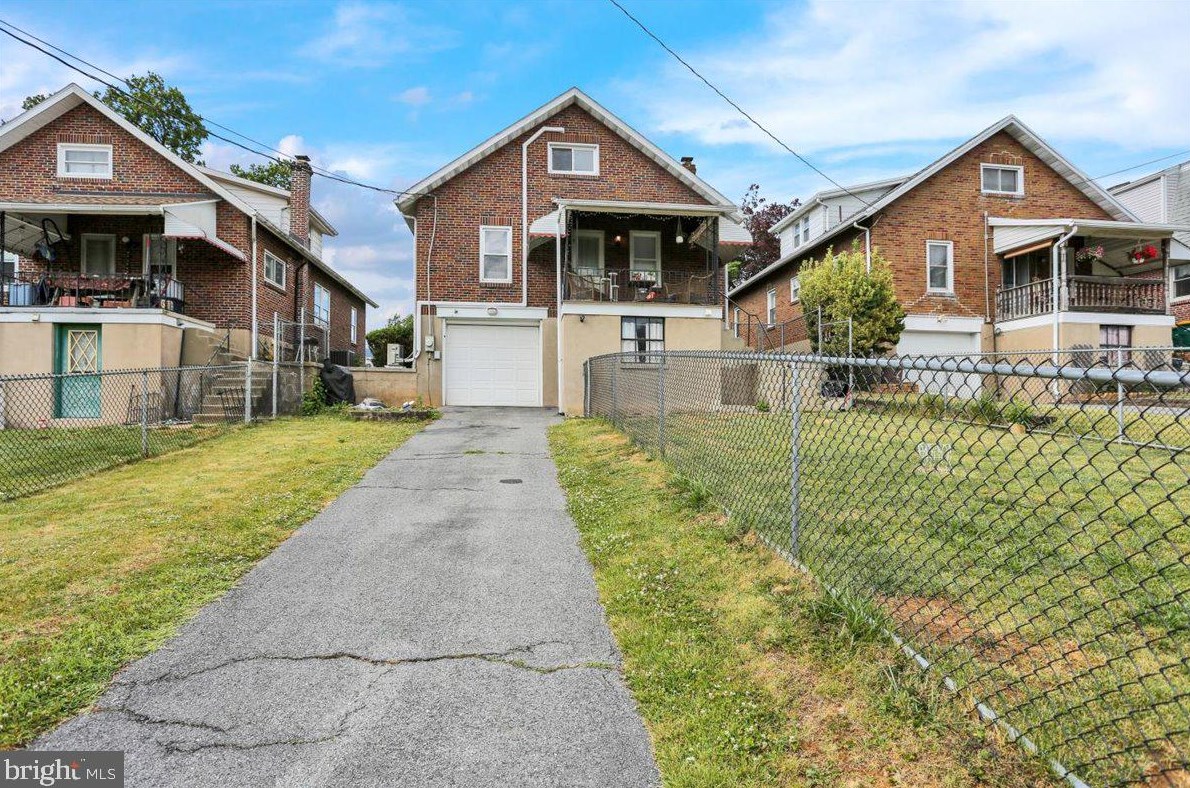 2054 Cleveland Ave, Reading PA  19609-2004 exterior