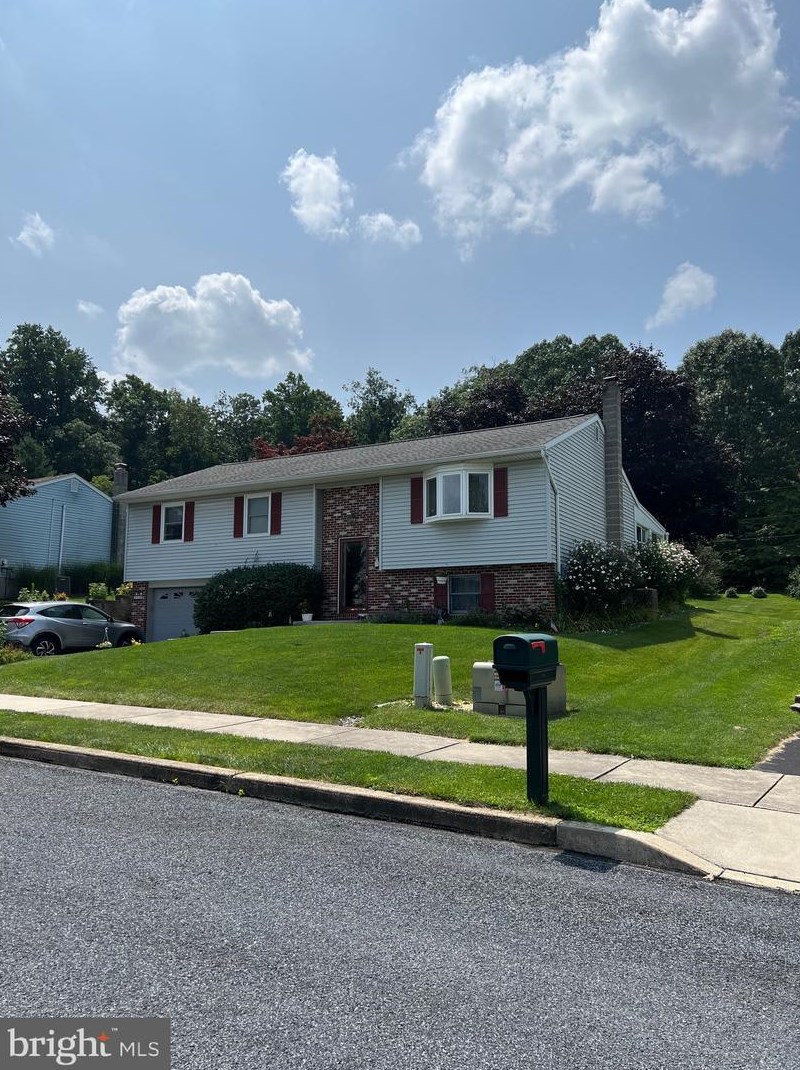 216 Diplomat Dr, Robesonia PA 19551-1613 exterior