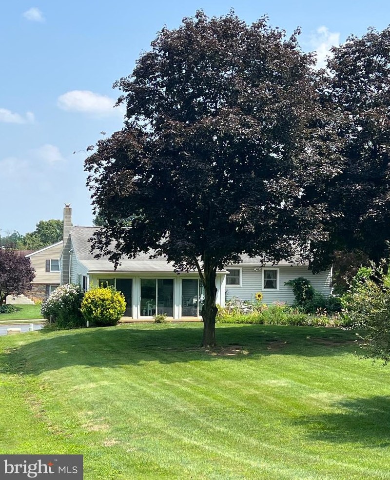 216 Diplomat Dr, Robesonia PA 19551-1613 exterior