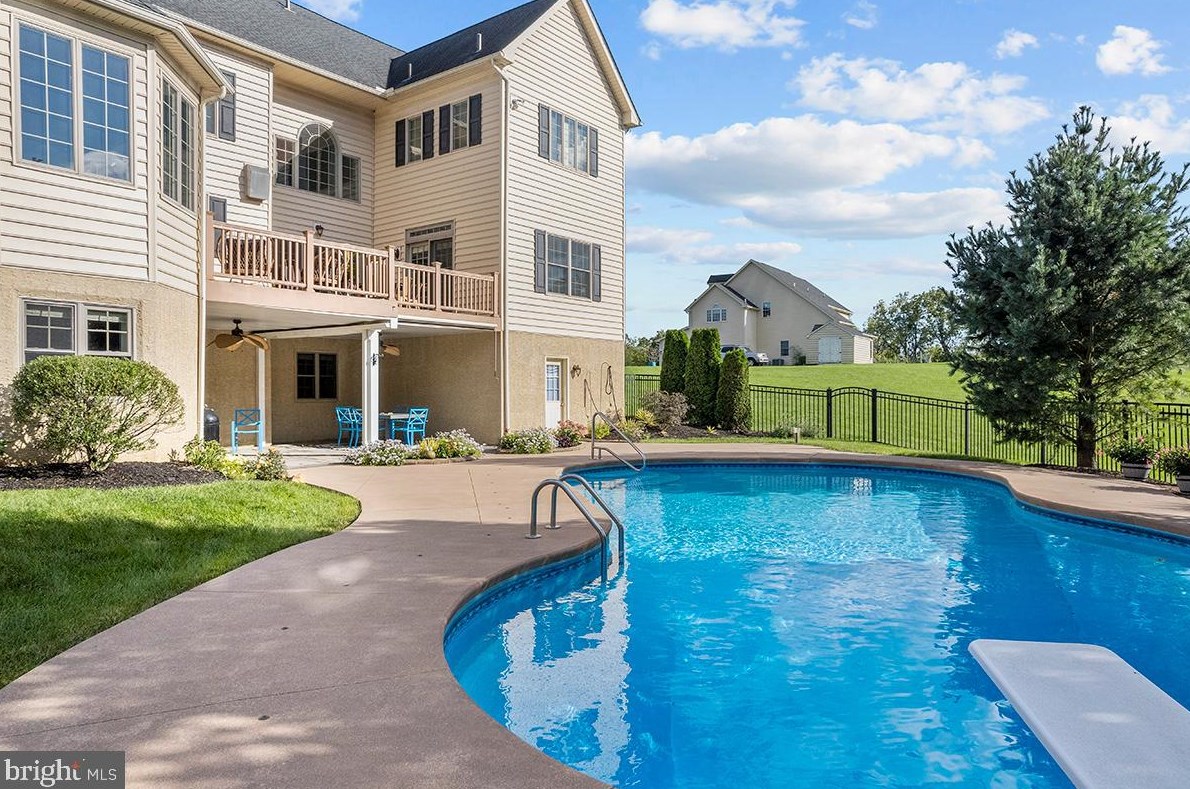 157 Meadow View Dr, Reading PA  19605-9614 exterior