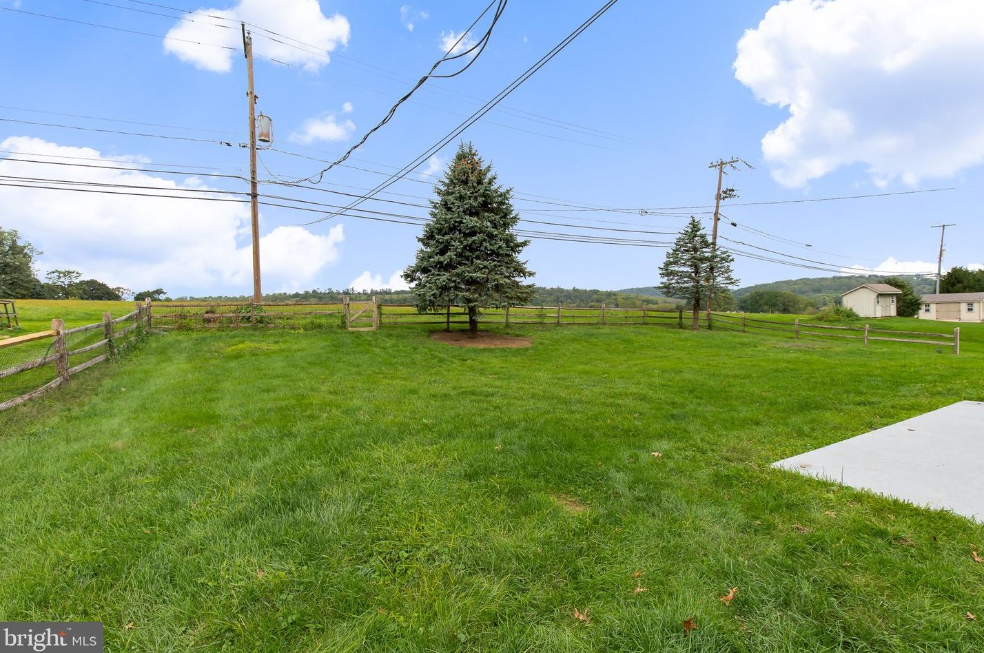 405 Fairview Dr, Greenwich PA  19530-1021 exterior