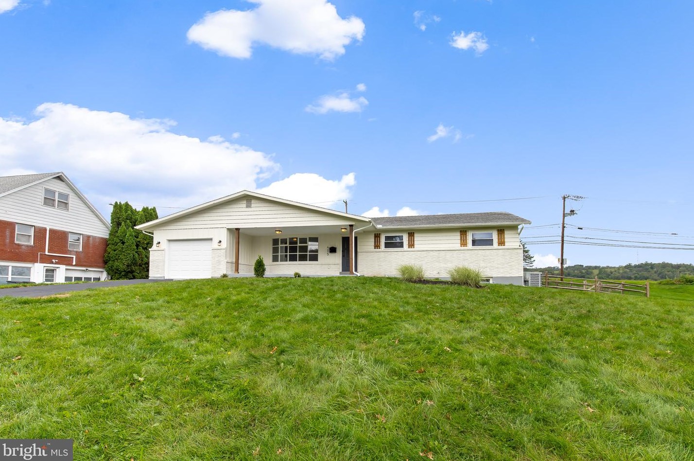 405 Fairview Dr, Greenwich PA  19530-1021 exterior