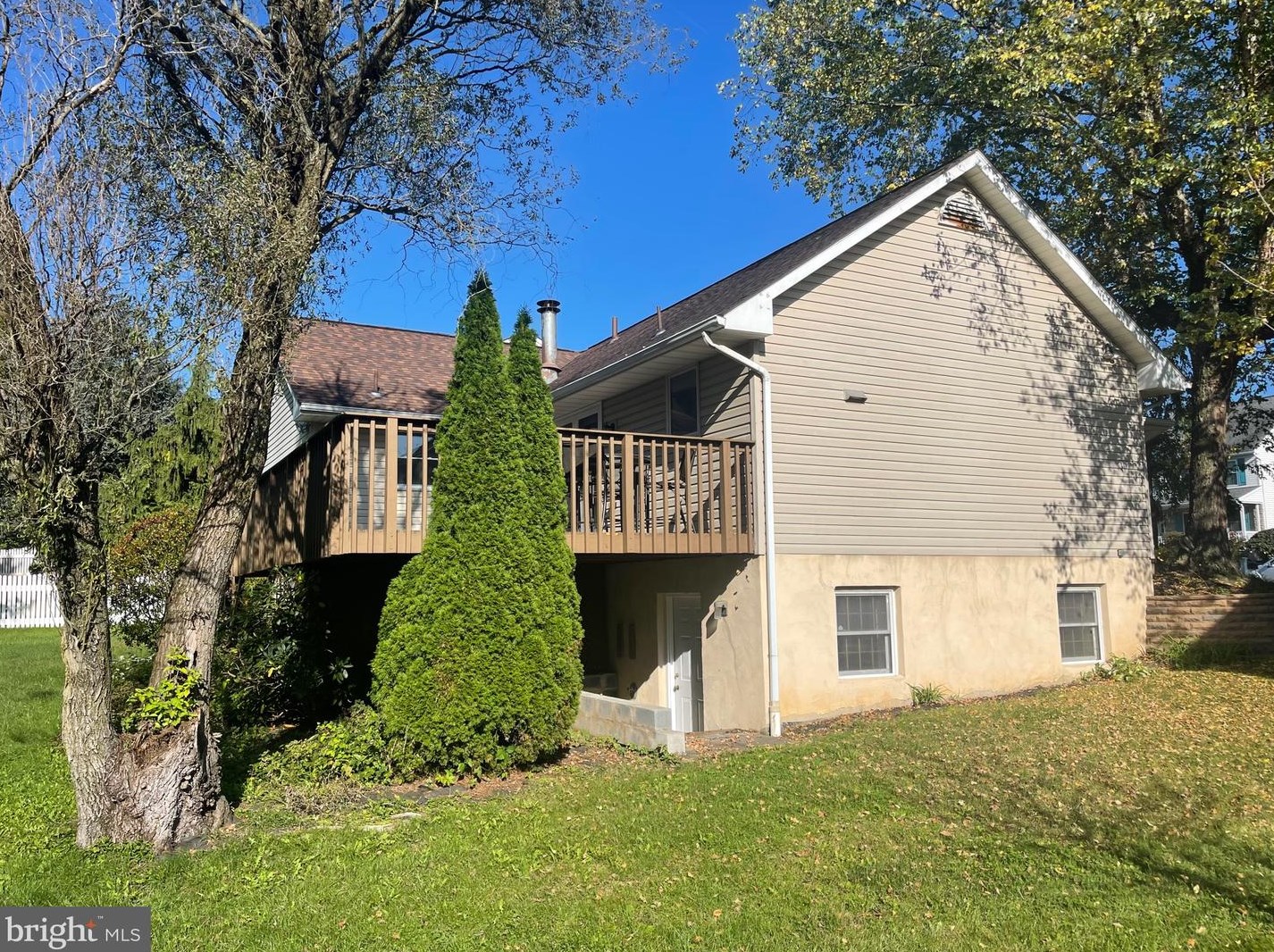 1197 Ashbourne Dr, Reading PA  19605-3225 exterior