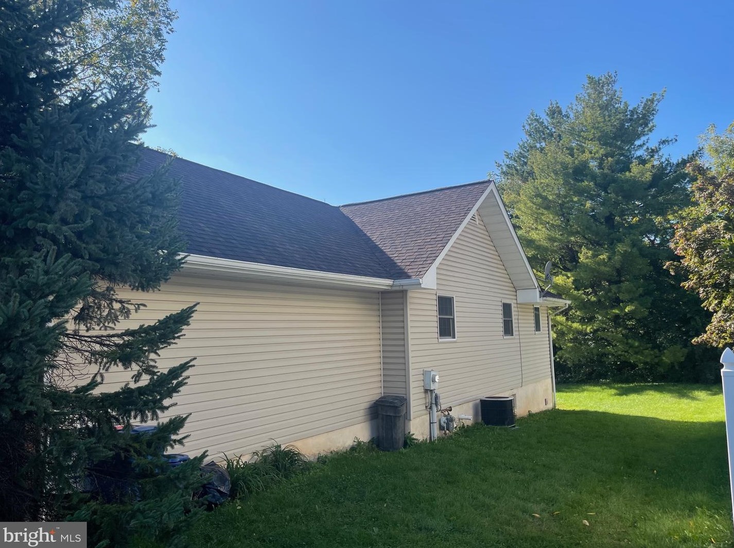 1197 Ashbourne Dr, Reading PA  19605-3225 exterior