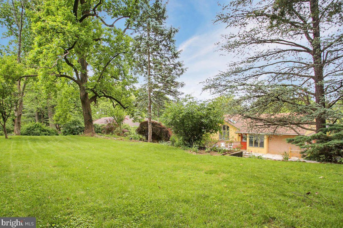 1835 Lorraine Rd, Reading PA  19604-1637 exterior
