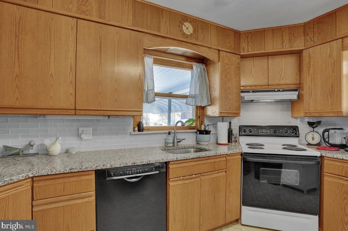 501 Dorchester Ave, Reading PA  19609-2322 exterior