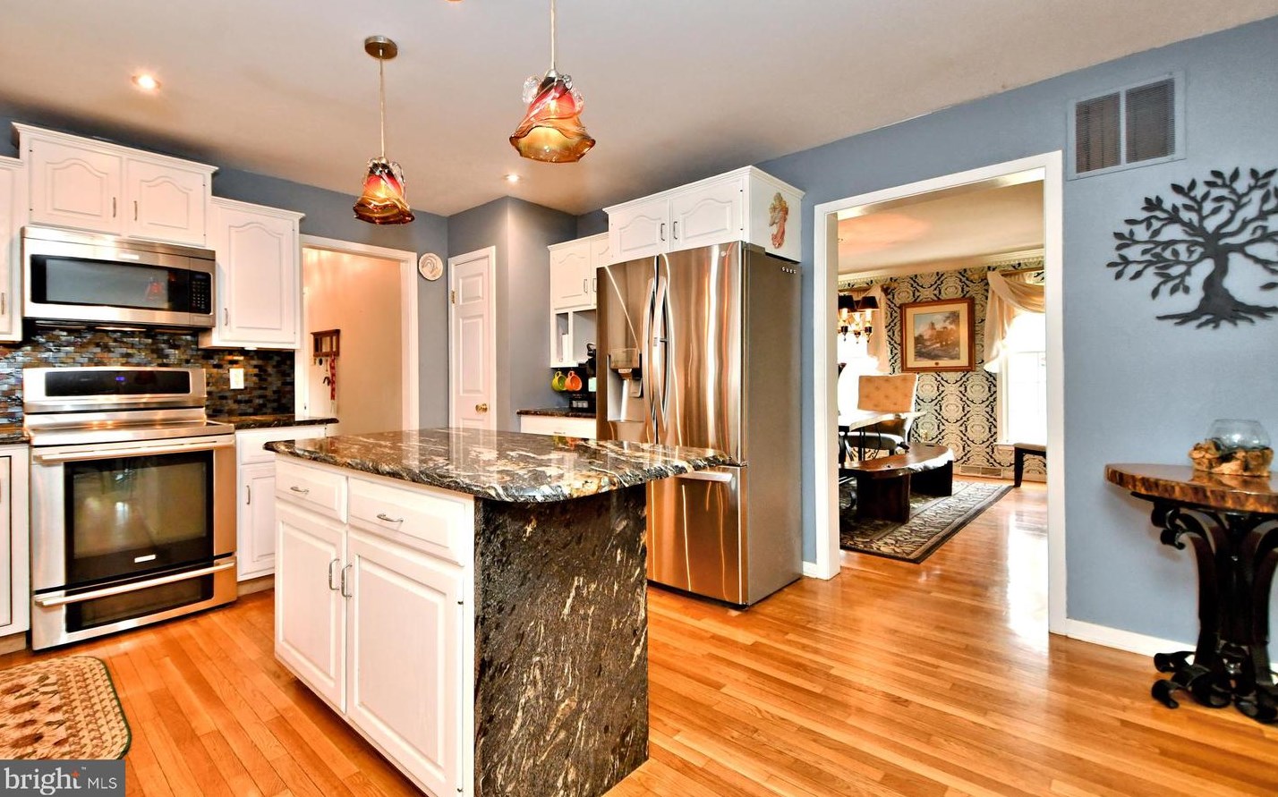 8 Country Ln, Douglassville PA  19518-9627 exterior