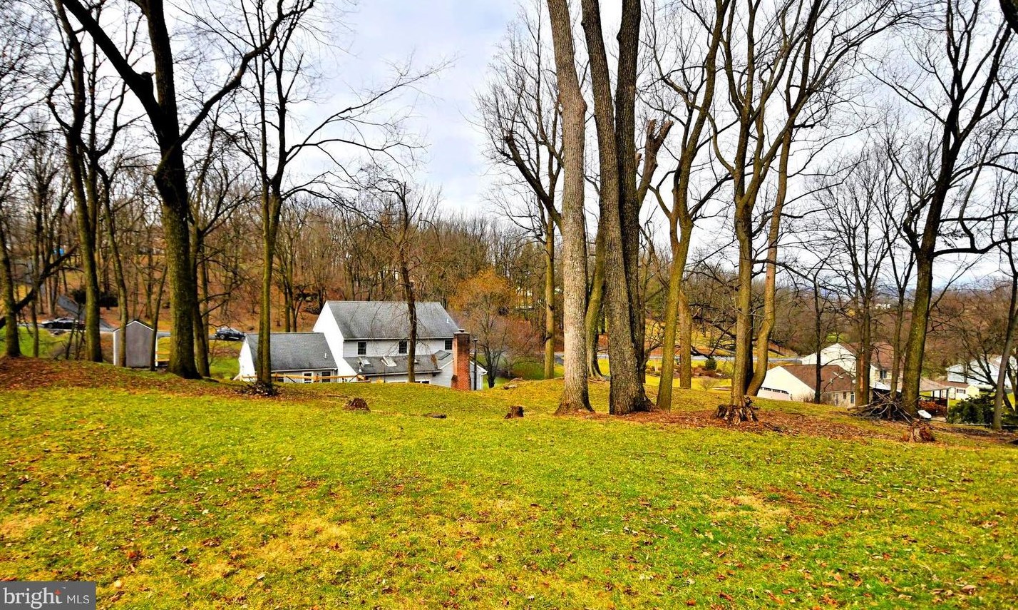 8 Country Ln, Douglassville PA  19518-9627 exterior