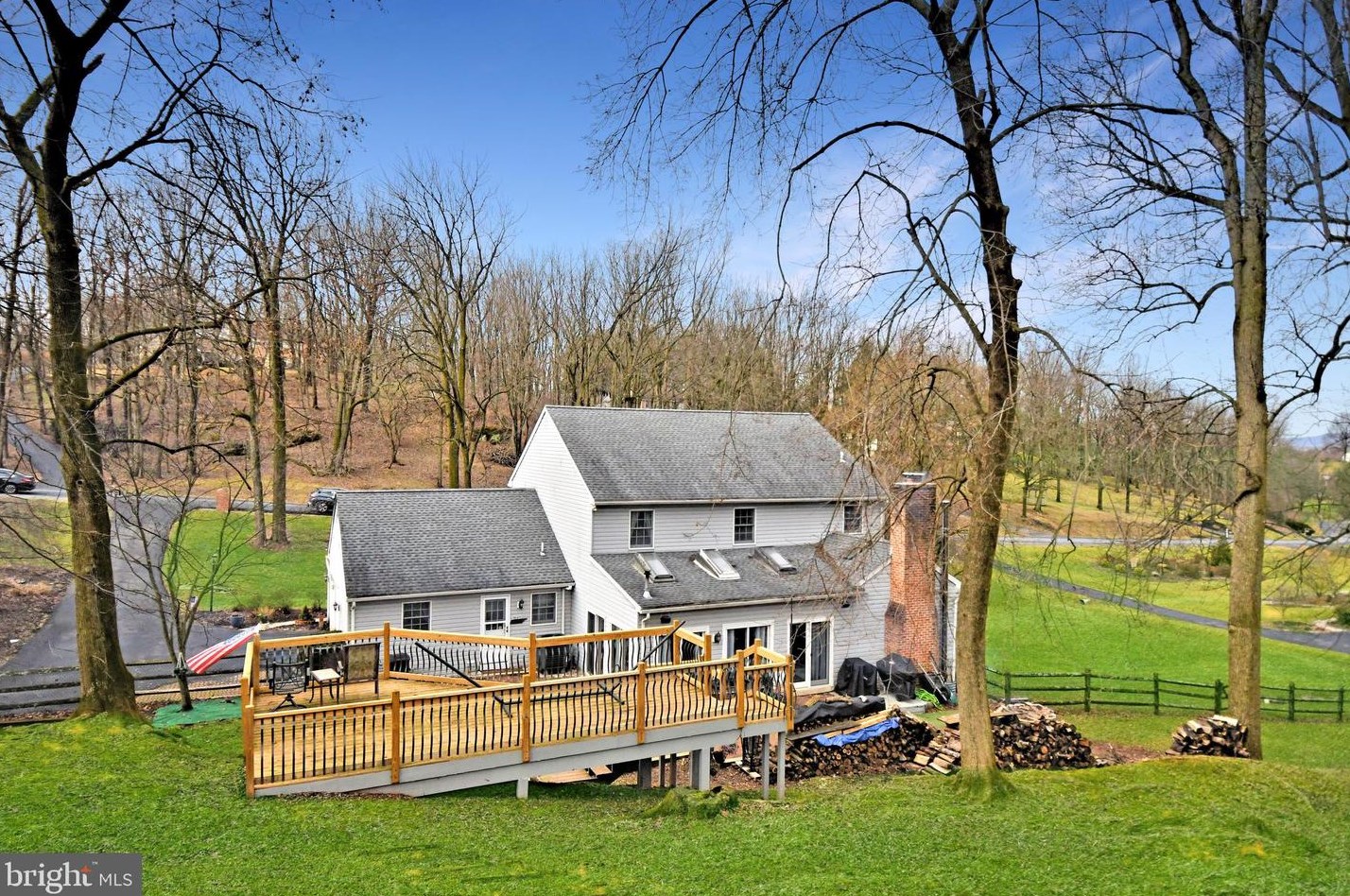 8 Country Ln, Douglassville PA  19518-9627 exterior