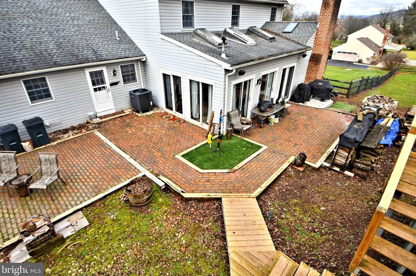 8 Country Ln, Douglassville PA  19518-9627 exterior