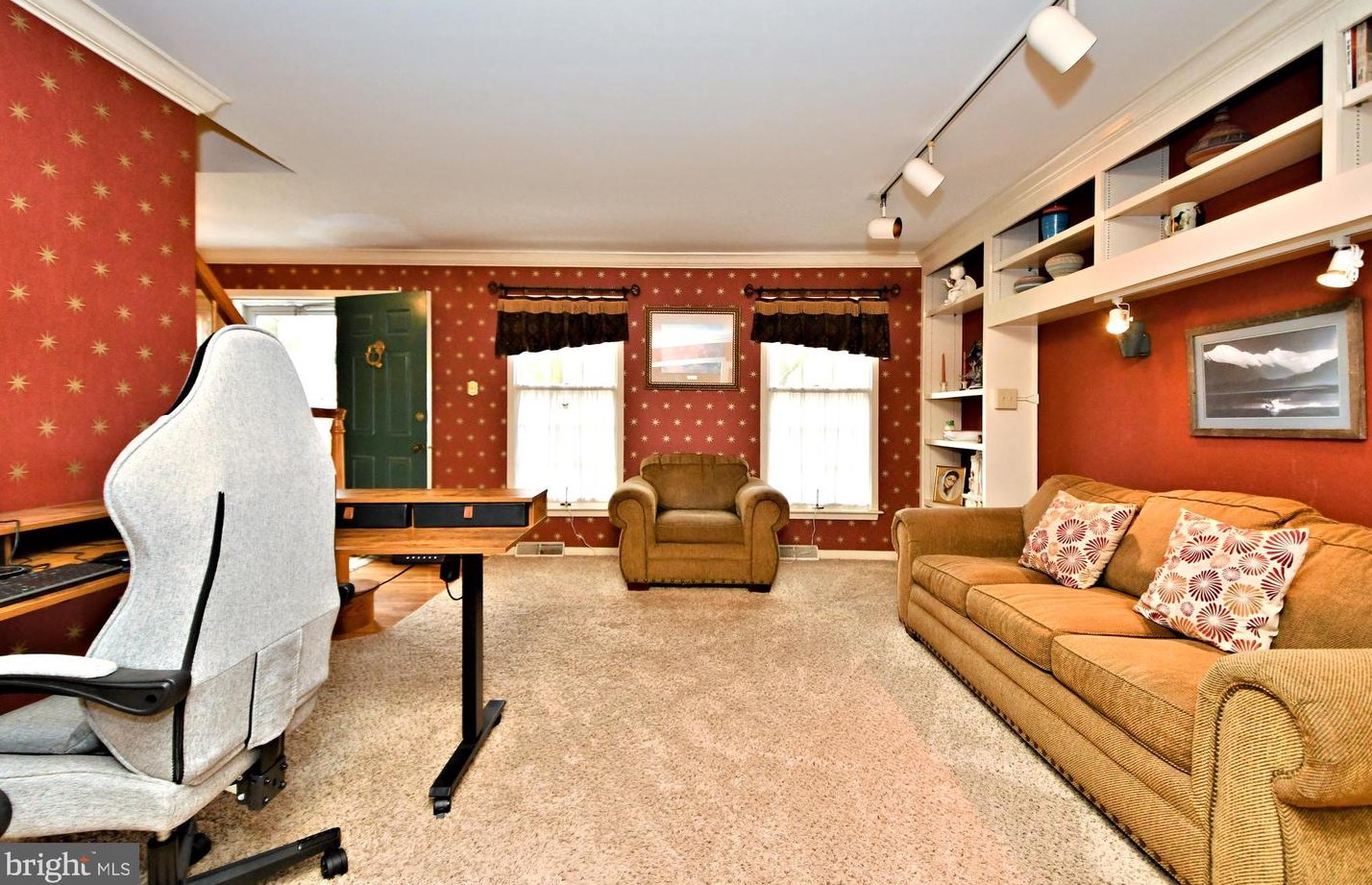 8 Country Ln, Douglassville PA  19518-9627 exterior