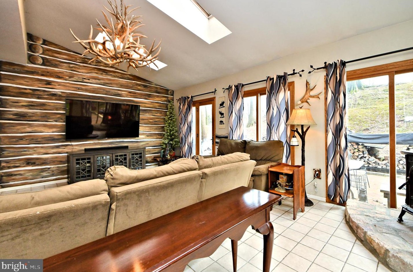 8 Country Ln, Douglassville PA  19518-9627 exterior